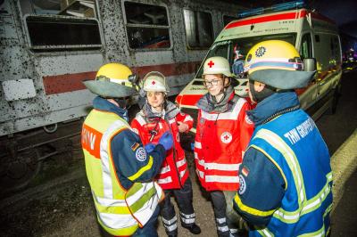 Messstetten: Ueber 140 Einsatzkraefte aus 2 Landkreis (Esslingen, Rems-Murr) proben den Ernstfall - Zug entgleist - Terroranschlag